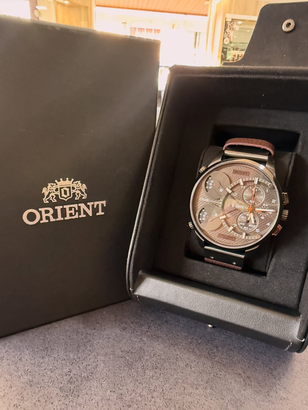 Relógio Orient cronógrafo no estojo da marca