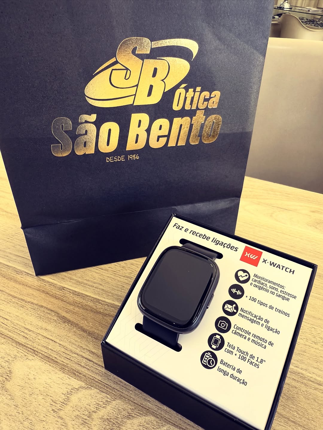 Sacola Ótica São Bento desde 1986 e relógio X-WATCH